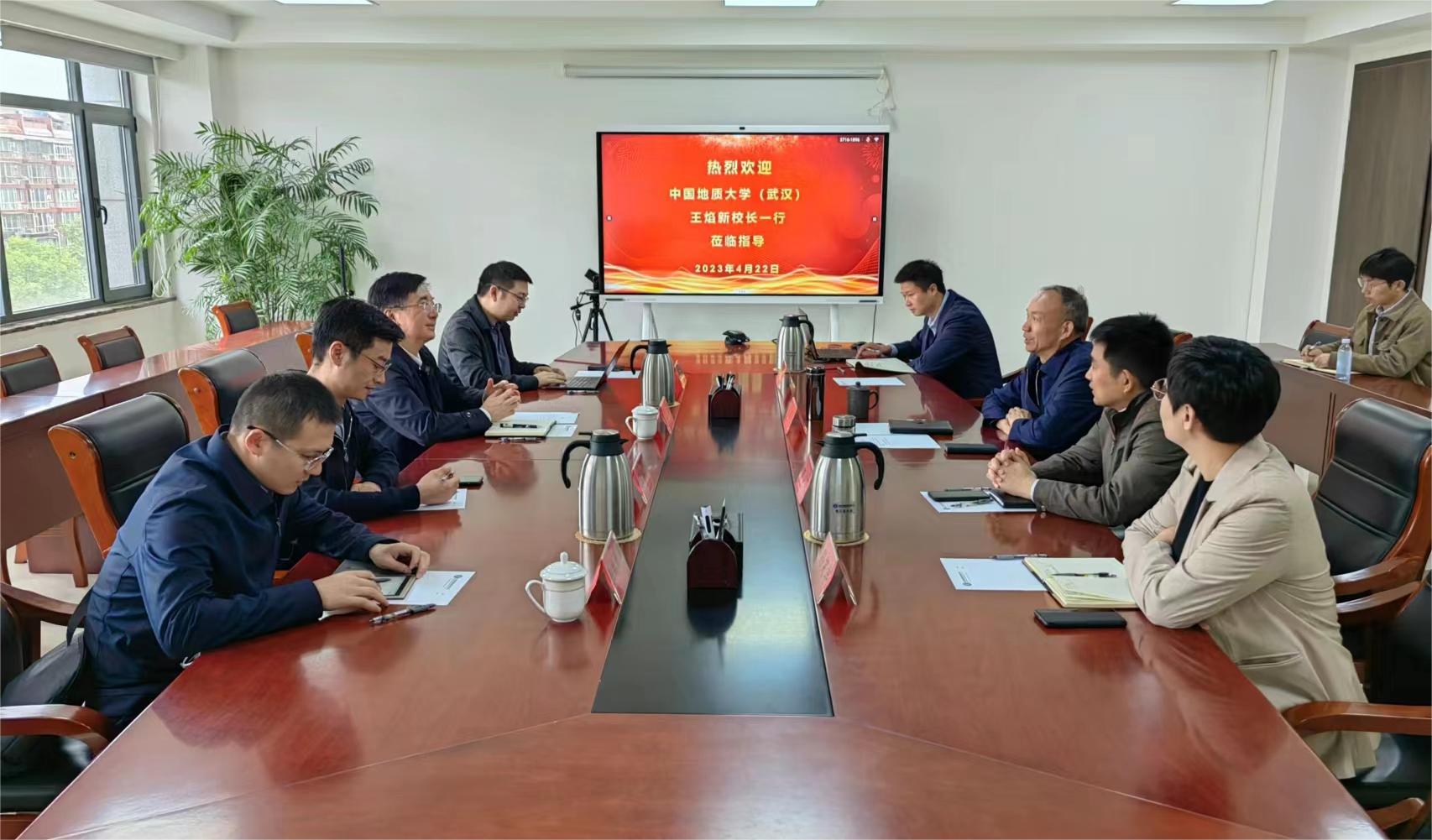 �й����ʴ�ѧ���人��������У��һ�и���˾������̸