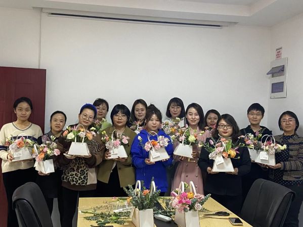 ��˾��֯��չ��ף�����ˡ������Ͷ���Ů��ϵ�л