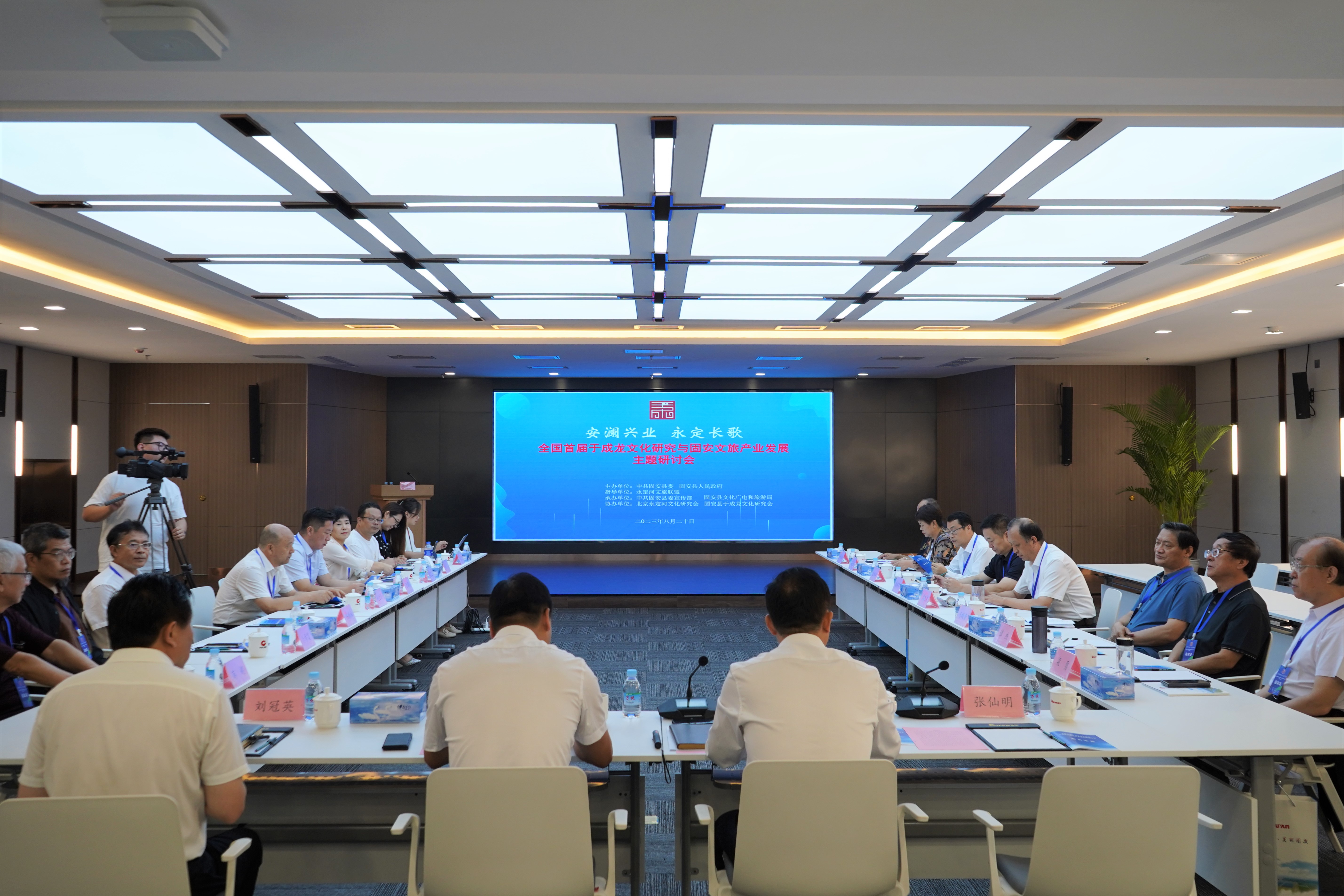 Τ�¹ٷ���վ��������ͬ���쵼����װ�й����̰��׽��ڳ����Ļ��ڡ�  �ٷڷֹ�˾������ϯ