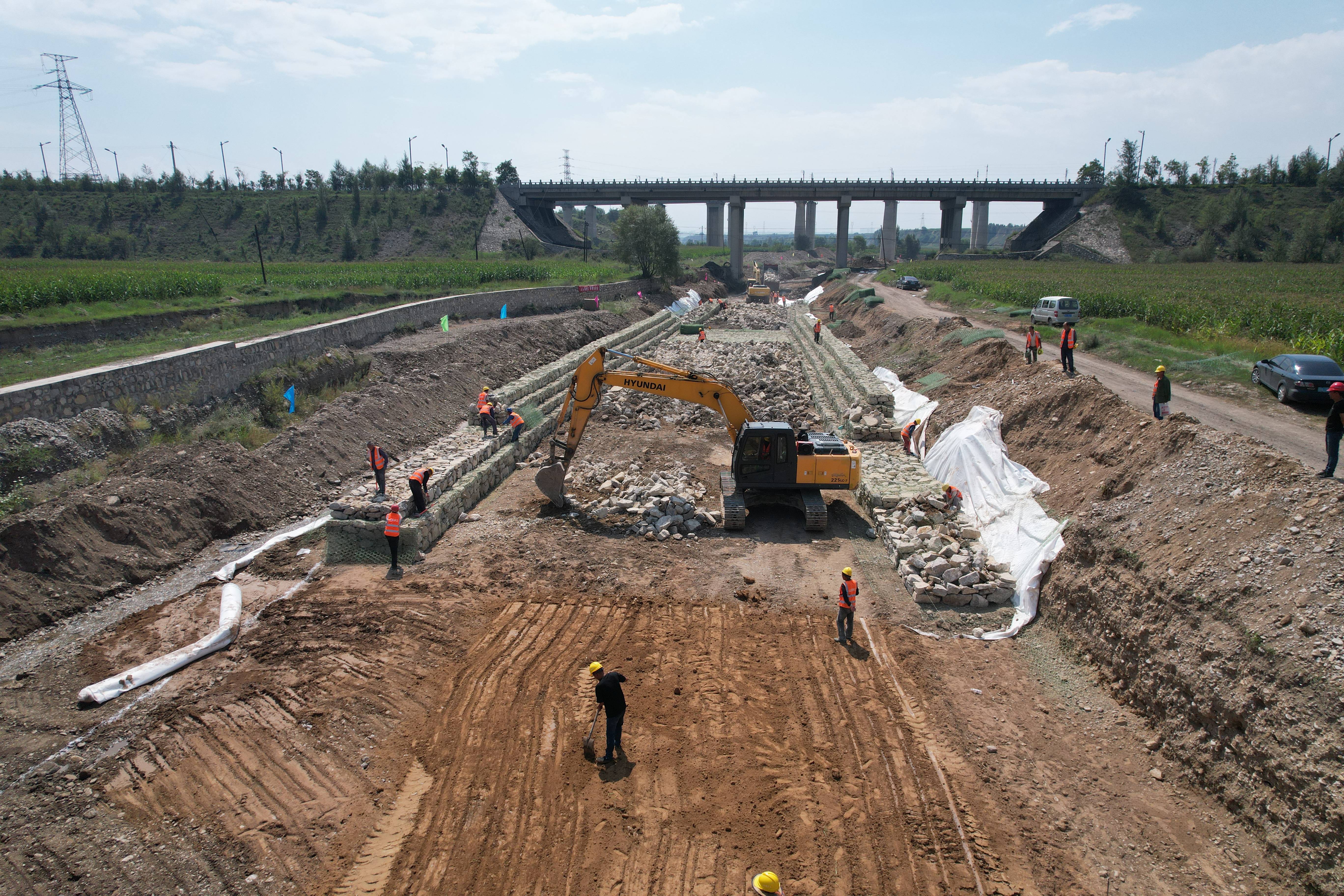 七里河引黄北干1号洞至箱涵入口段河路综合治理与生态建复工程加快推动