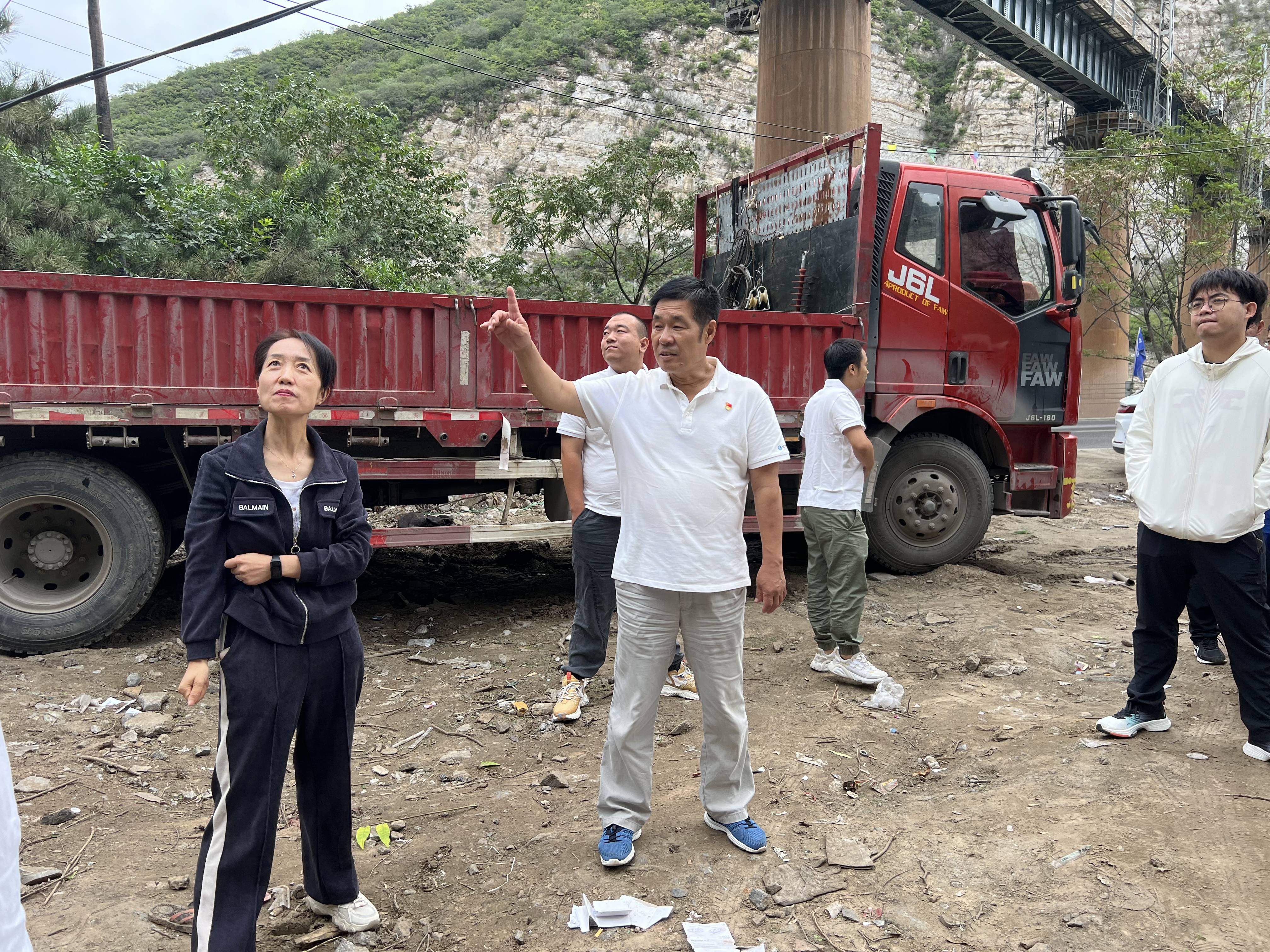 “沉走英雄路 厚植永定情”——北京运营公司进行徒步挑战赛