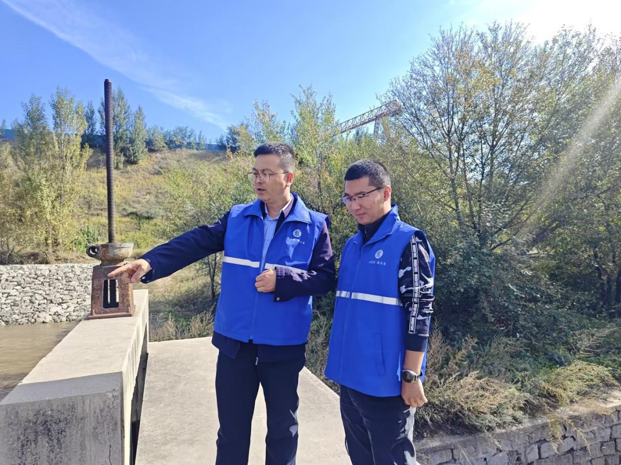 劳动者的身影，筑成假期里的景致线