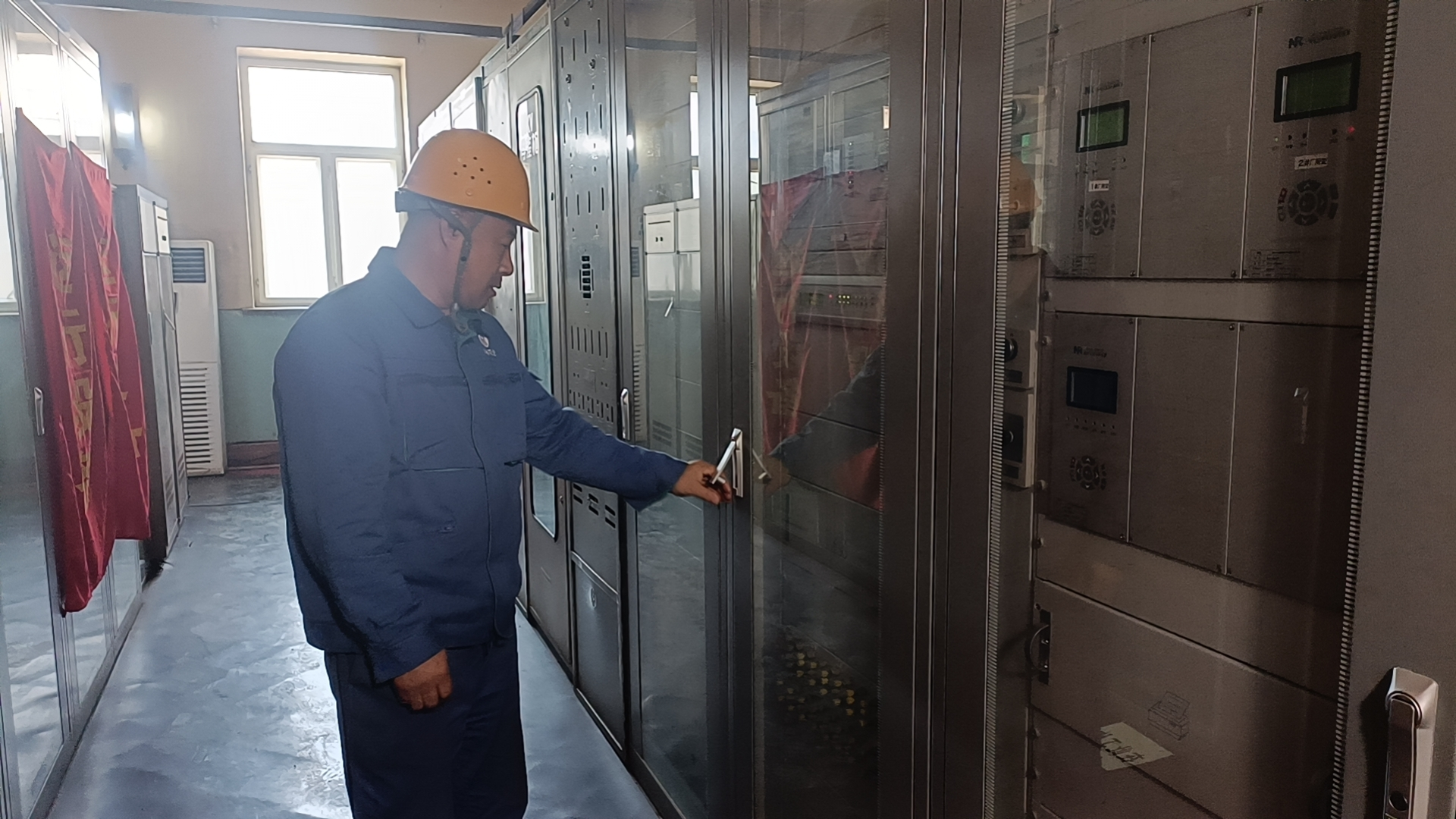 劳动者的身影，筑成假期里的景致线