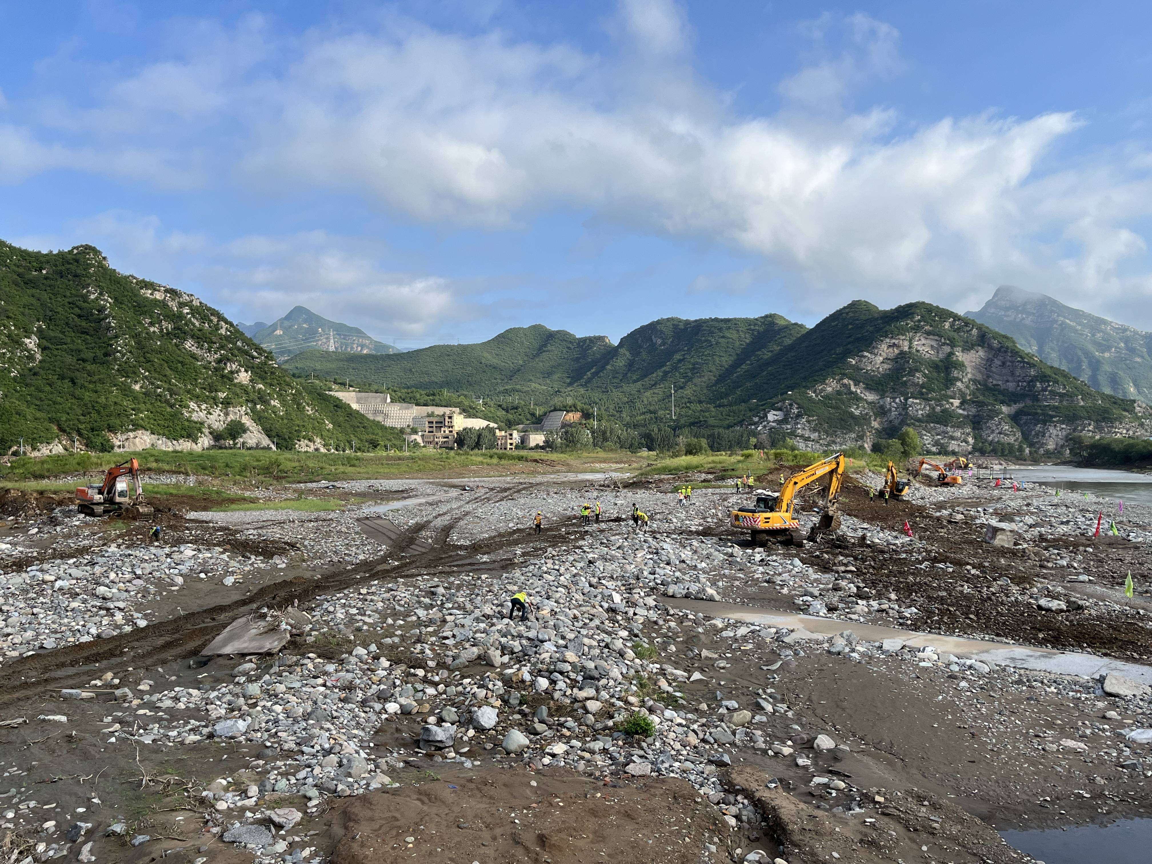 门头沟区委区当局向韦德官方网站流域公司赠送锦旗