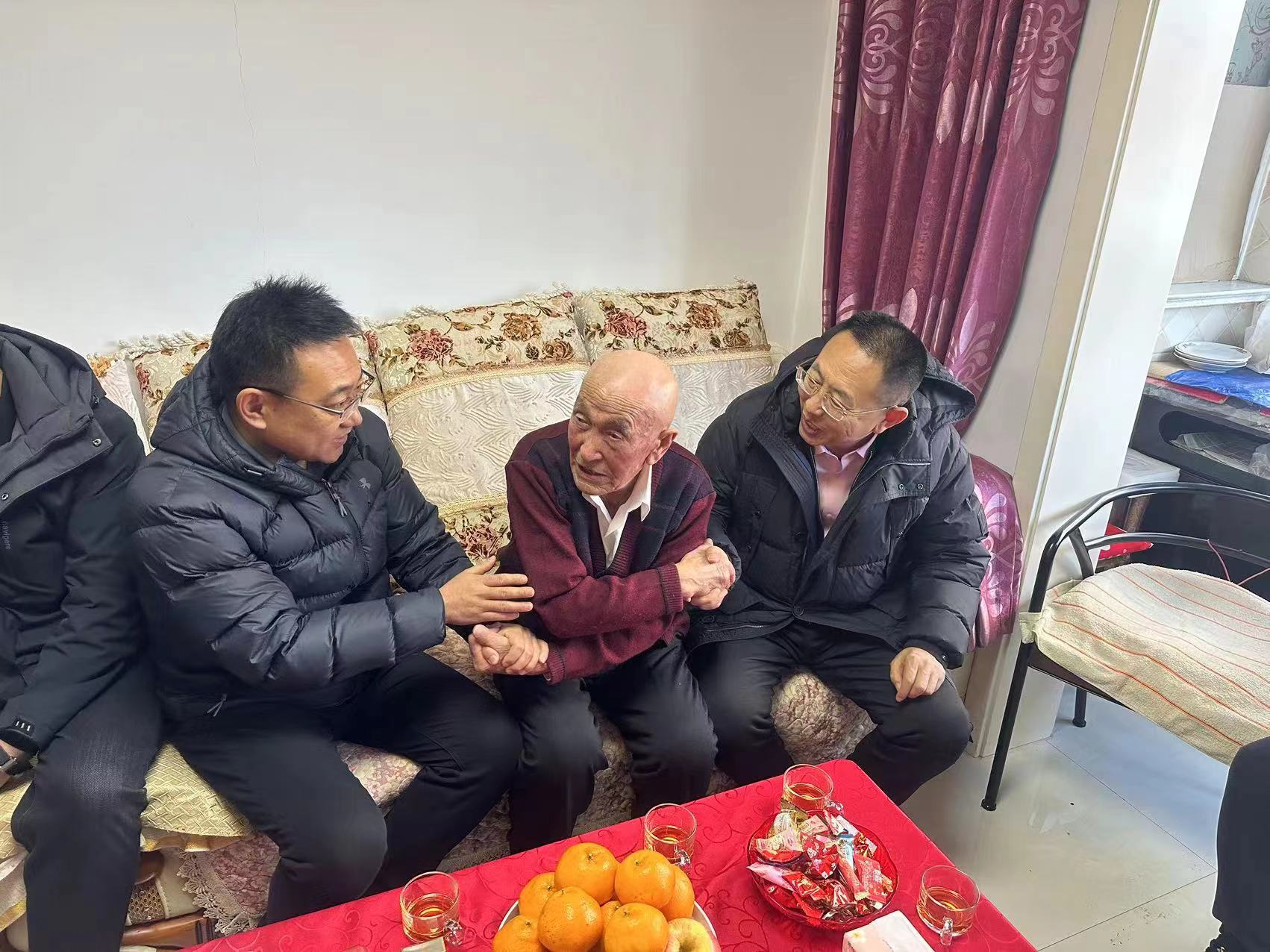 ��ͷ�ֹ�˾ | Я�ְ׵�ɽ��·ο�������ض�Ŀ��