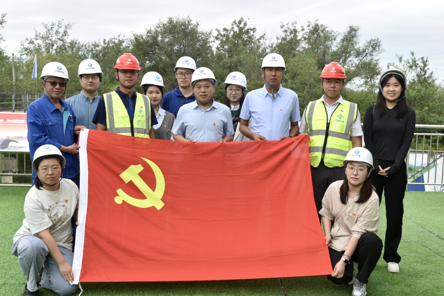 北京灾后复原沉建结合党支部进杏装党建进工地”主题党日活动